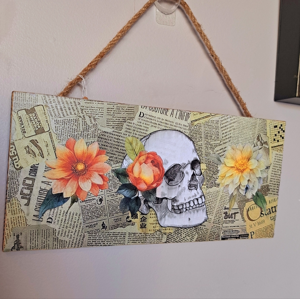 Skull wood door hanger